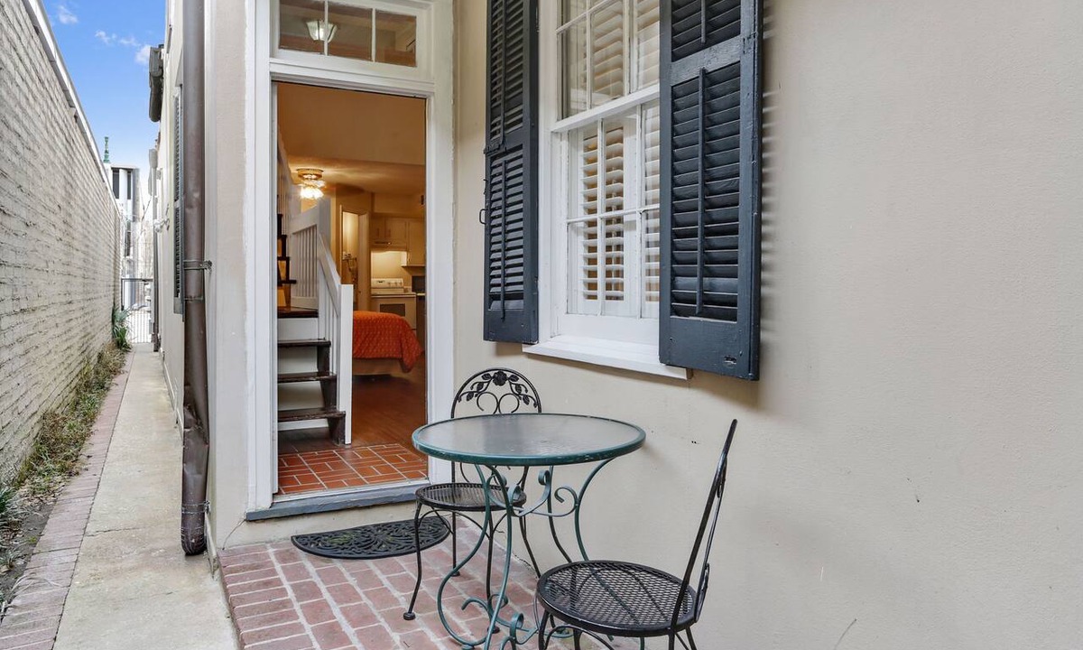 New Orleans Hotel | The Suite Life - 6BR, 4BA, 10 beds, sleeps 20 - Tour Discounts - French Quarter