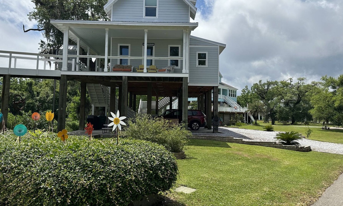 Bay St Louis Cottage | THE TREE HOUSE RETREAT! sleeps 10