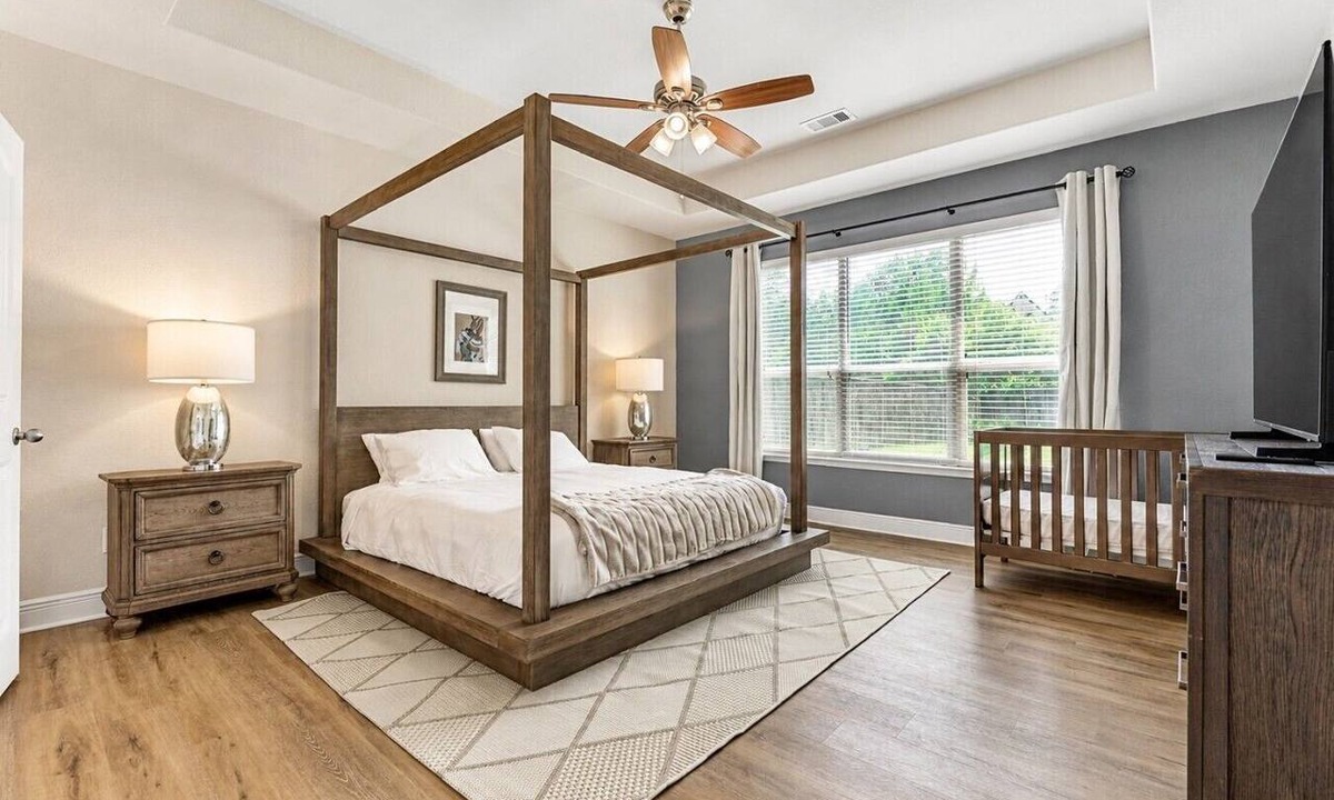 Indian Springs House | The Woodlands Charming 4BR 3BA One Story Retreat w Dual Walk In Shower, EV Charging, Baby Crib, and Grill