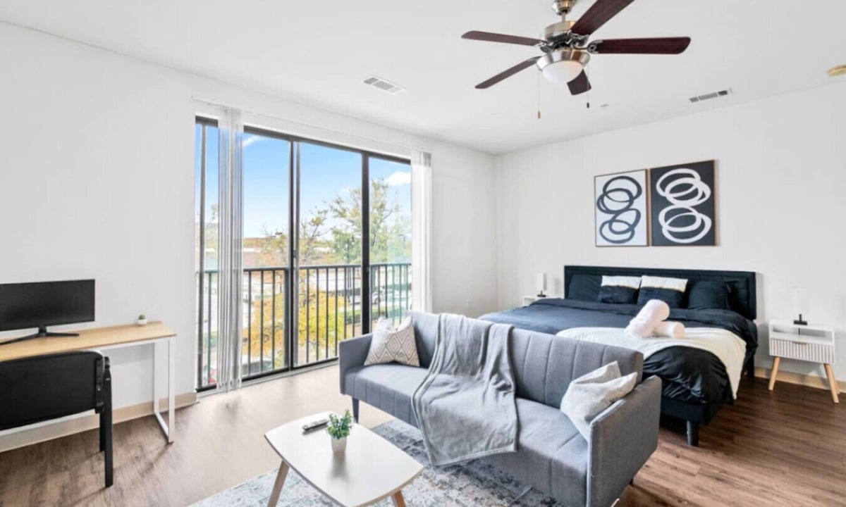 Five Points South Apartment | The Zen Den: Pool & Gym Included 27