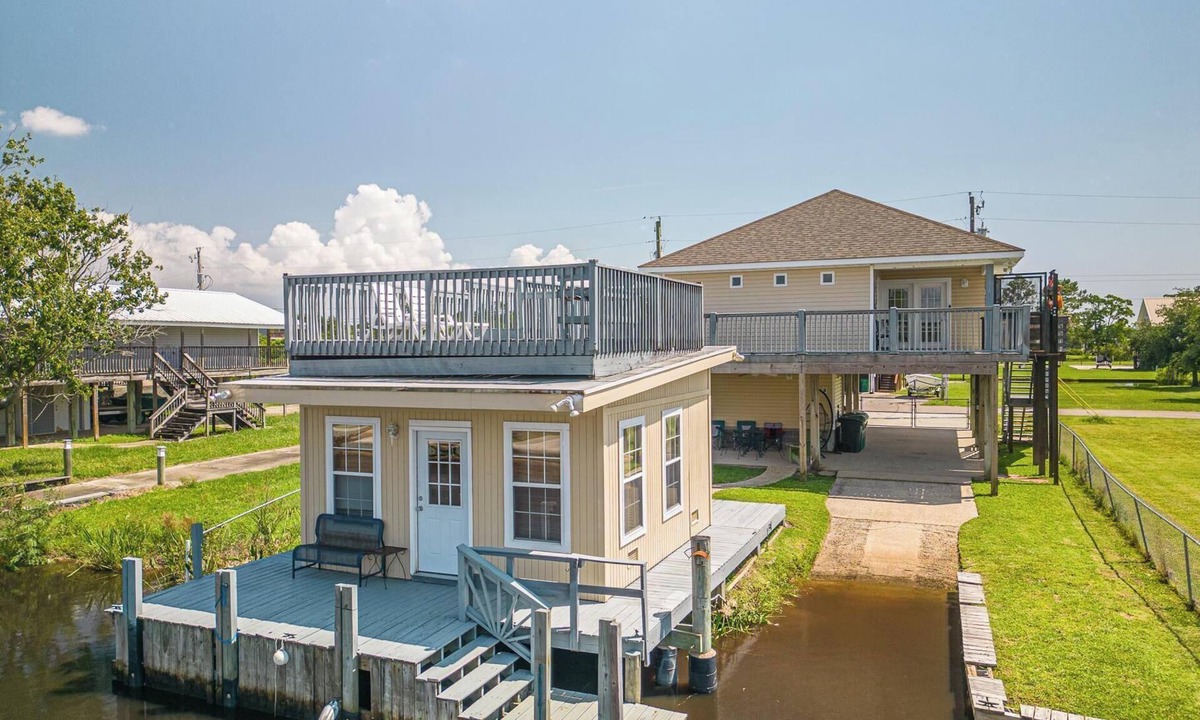 Shoreline Park House | "The Zion" - 2 Bedrooms 2 Bath Tiki Hut Private Boat Launch