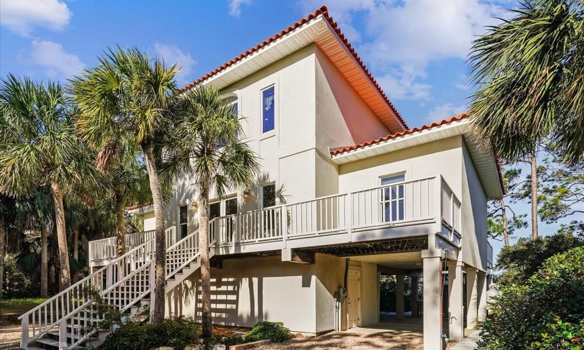 Plantation House | THIS BEAUTIFULLY FURNISHED HOME is bay front on one picturesque acre of pines and palms.