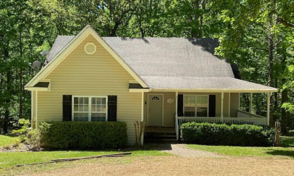 Sardis House | This home is close to Sardis Lake, Batesville, Oxford, Senatobia, and Southaven.