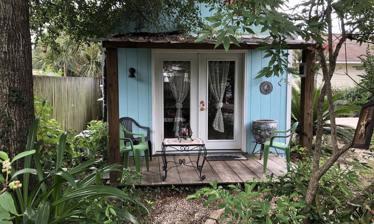East Hill House | Tommy's Zen Garden and Cottage, a wonderful peaceful retreat!