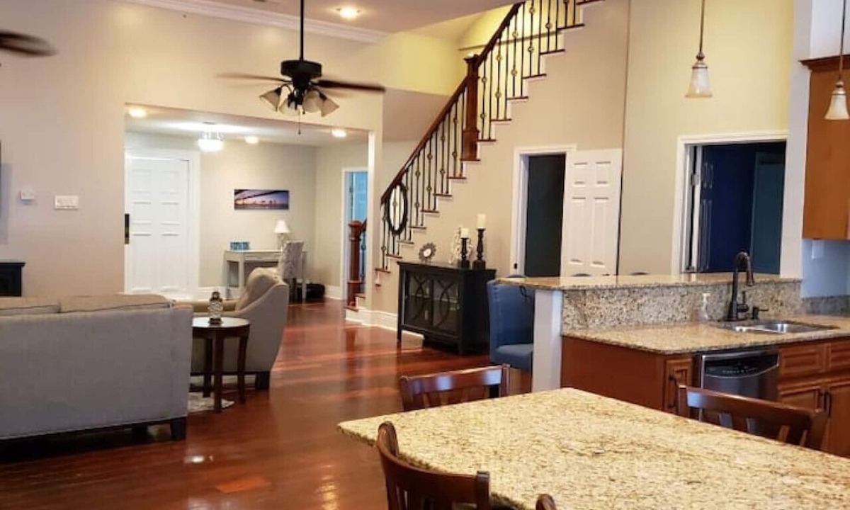 Algiers Point Apartment | Tons of Space,10 Beds,3 1/2 Bath