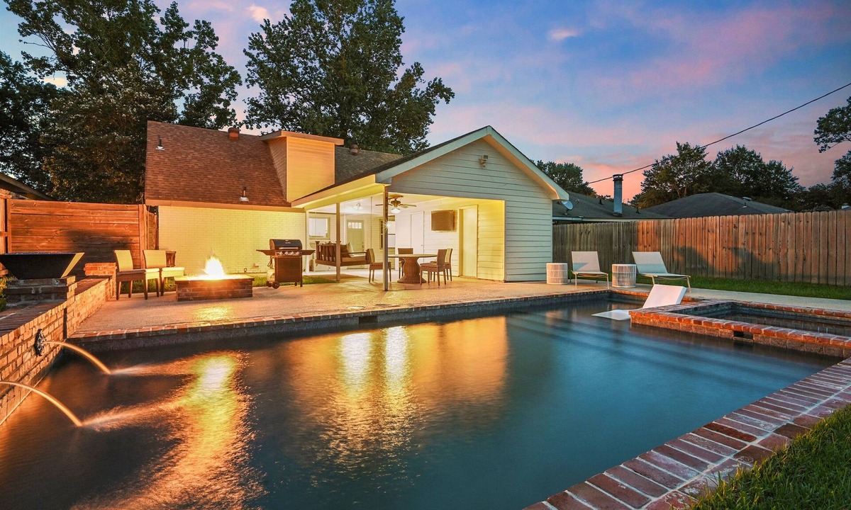 Mid City South House | Town Centre Location | Private Pool | Hot Tub