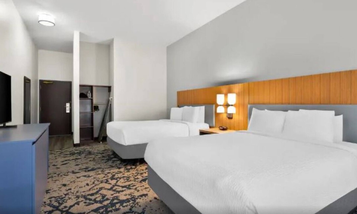 South Baton Rouge Hotel | Tranquil Stays Near LSU with Outdoor Pool, Hot Breakfast & 24-Hour Fitness Room