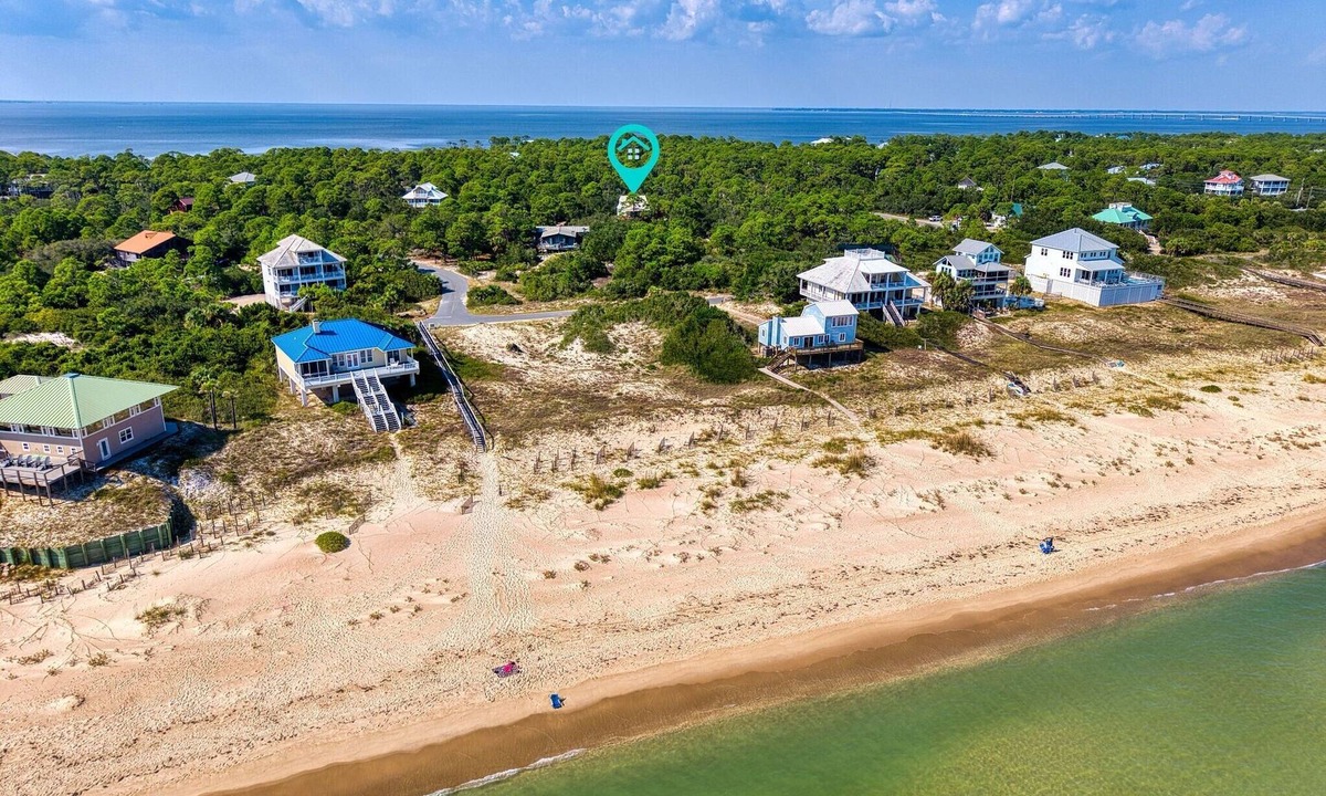 Plantation House | Treetop Oasis – 4 Bedroom | 3 Bath | Sleeps 8