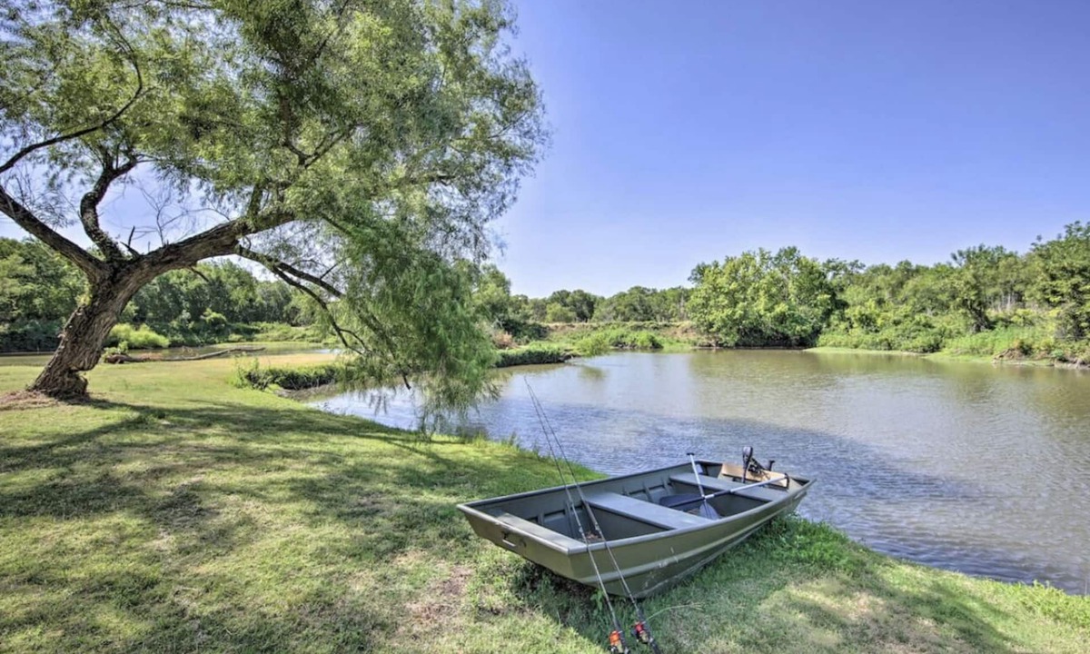 Henderson County House | Trinity River Cabin, 20 Acres, Stocked Fishing Pond, Views of the Trinity River.
