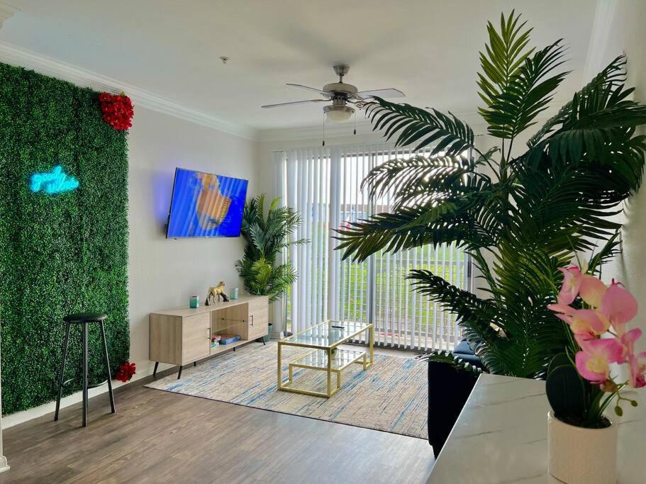 South Central Houston Apartment | Tropical Breeze - 2BR- MAJOR INTERNATIONAL SPORTING EVENT - Walk to NRG - Pool - Gym - Sleep 6