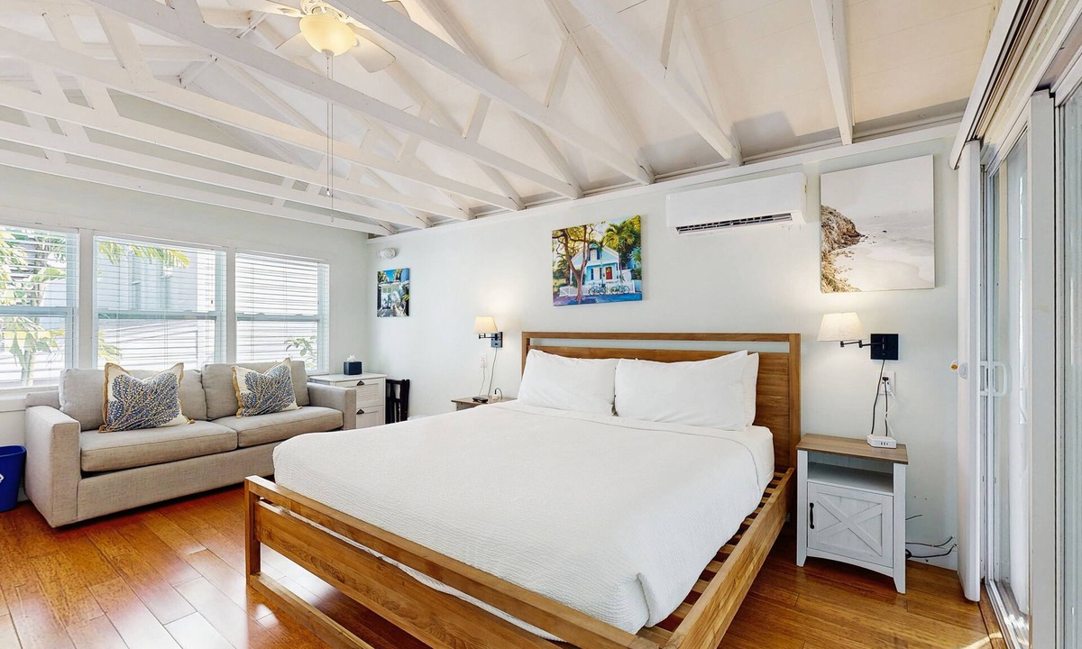 Old Town Apartment | Tropical getaway with pool & sundeck - 1 block to Duval St, 2 blocks to beach