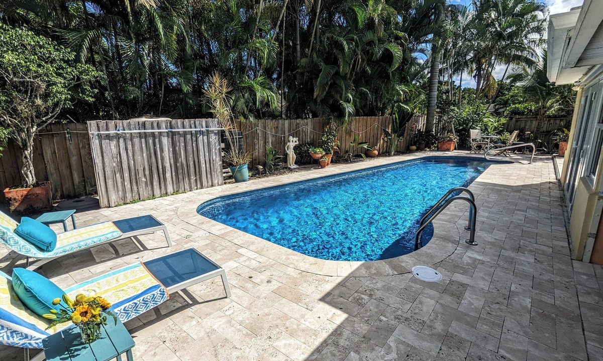 North Palm Beach House | Tropical Retreat: King Bed+Heated Pool+Grill + 3 bed/2 bath + Sleeps 8