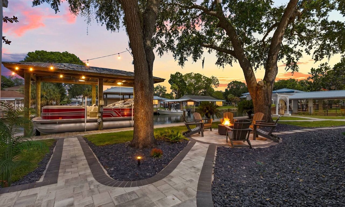 Homosassa House | Tropical Retreat w/Pool, Hot tub & Private Dock