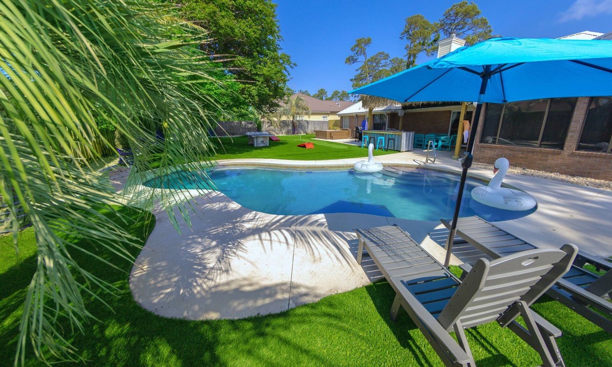 Thomas Drive House | Tropical vibes, Heated Pool, Game Room, Mini Golf, Tiki Hut