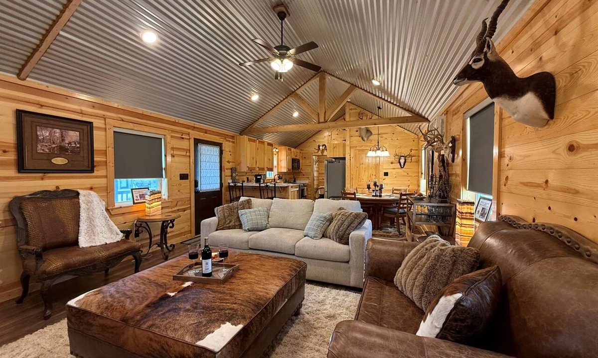 Gatesville Cabin | TX Retreat | Private Cabins, Safari Lodge & Pool