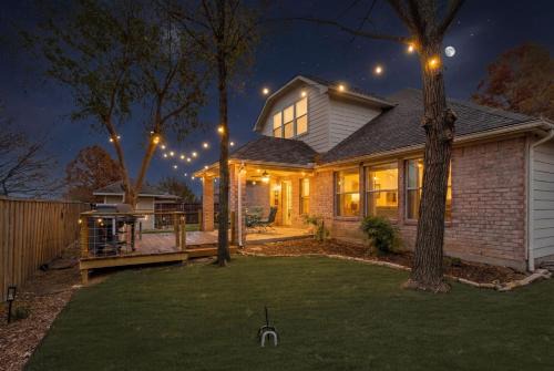 Allen House | Ultimate 4BR Family Retreat GameRm Arcade Lighted Yard Deck & Grill!