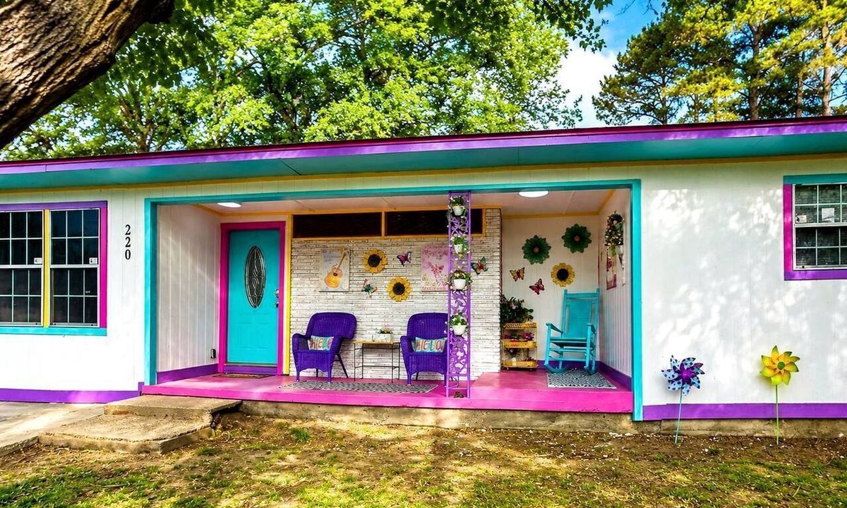Lone Star House | Ultimate Girls’ Getaway House with Hot Tub, Movie Room & Margarita Machine in Lone Star, Texas