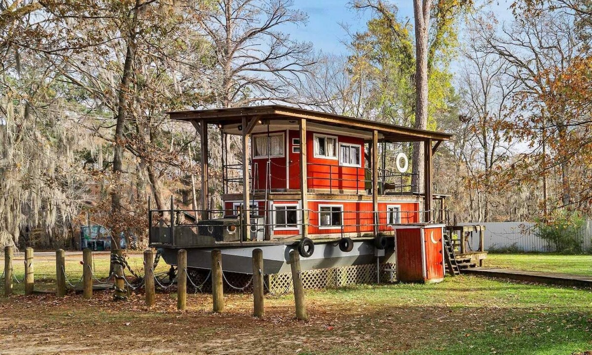 Uncertain House | Unforgettable Experience: Enjoy a maritime adventure unlike any other. Unwind in a cozy little ship with upper and lower decks with private dock access