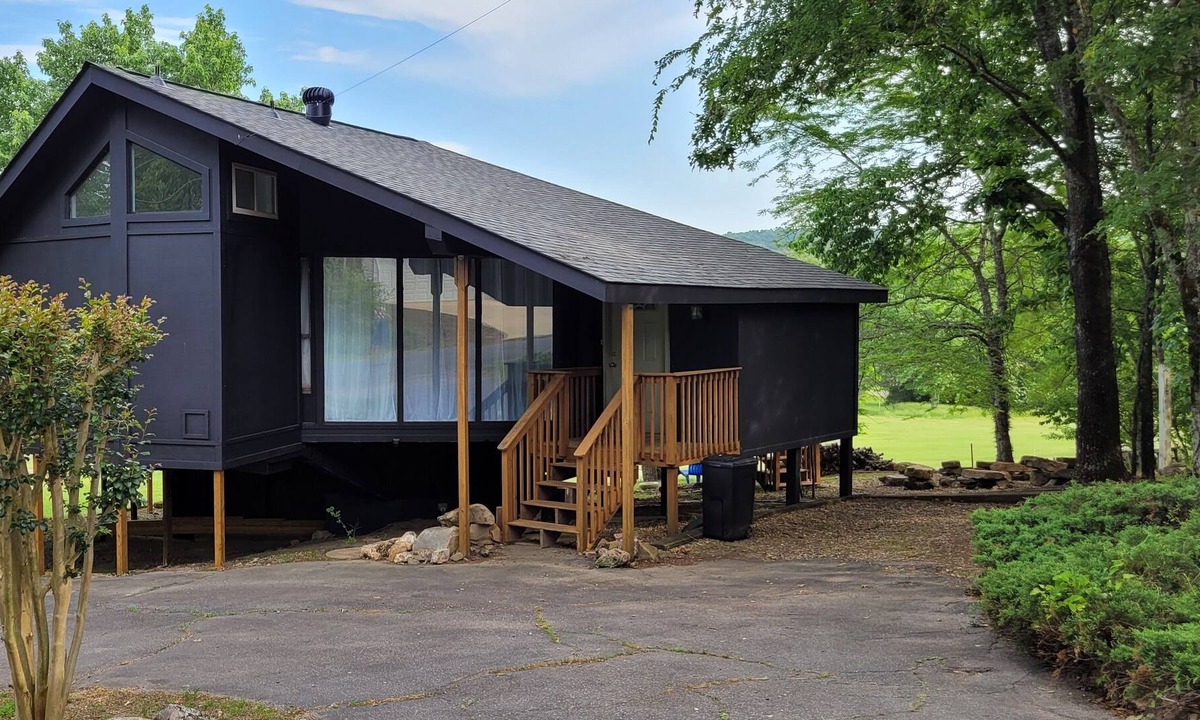 Jones Mills Cottage | UNIQUE HOME WITH BEAUTIFUL VIEWS ON GOLF COURSE!