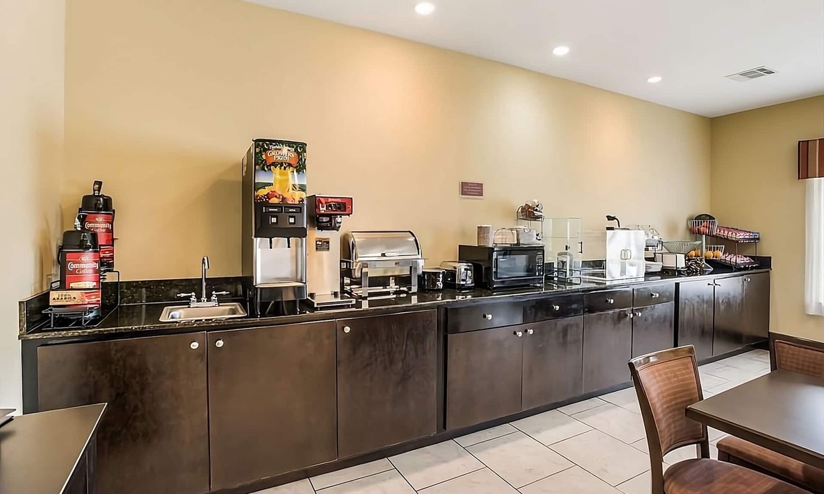 Saint Landry Hotel | Unwind in Knights Inn Bunkie! Free Parking, Outdoor Pool, Free Breakfast!