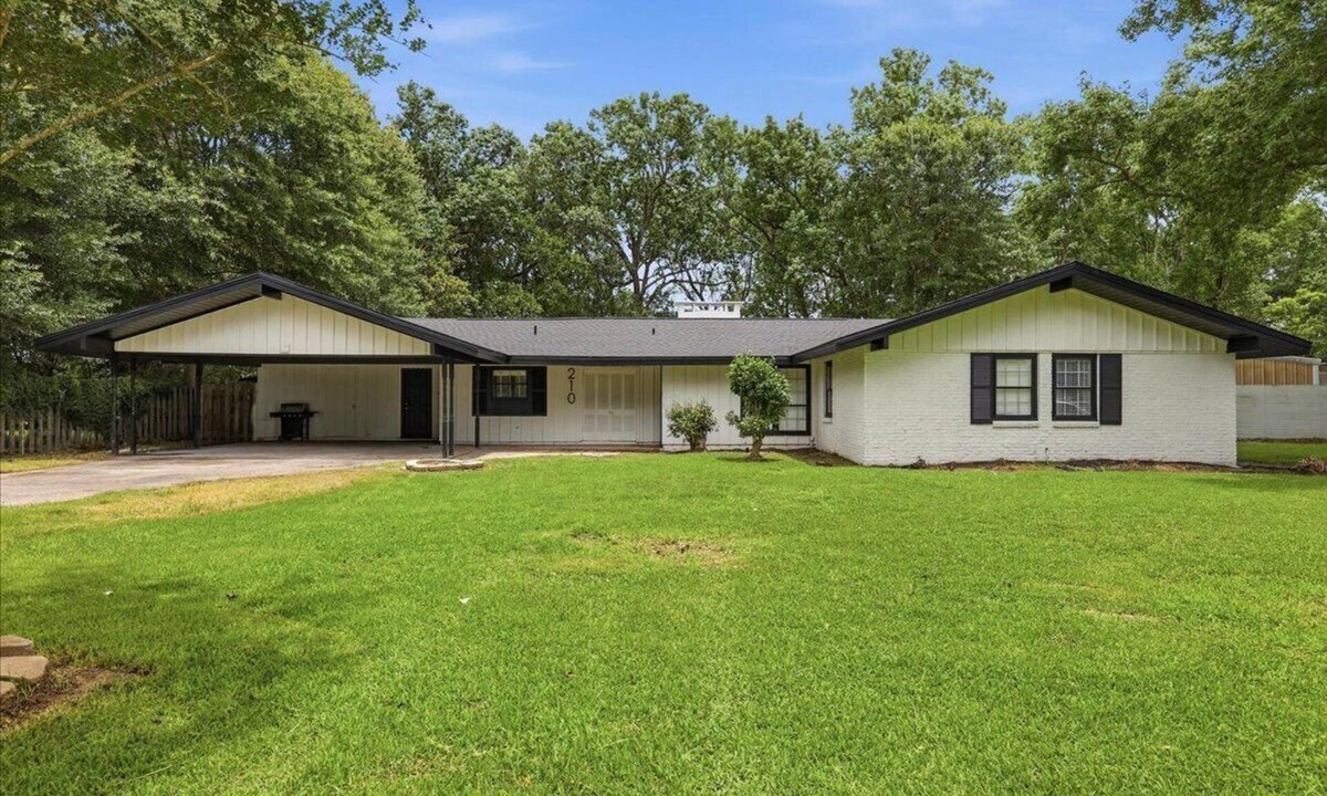 Taylor Landing House | Updated 5 bedroom home w/pool in Talyors Landing
