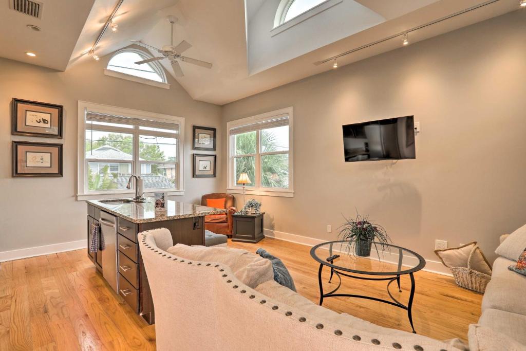 Historic Old Northeast Apartment | Updated St Petersburg Apt - Downtown Location