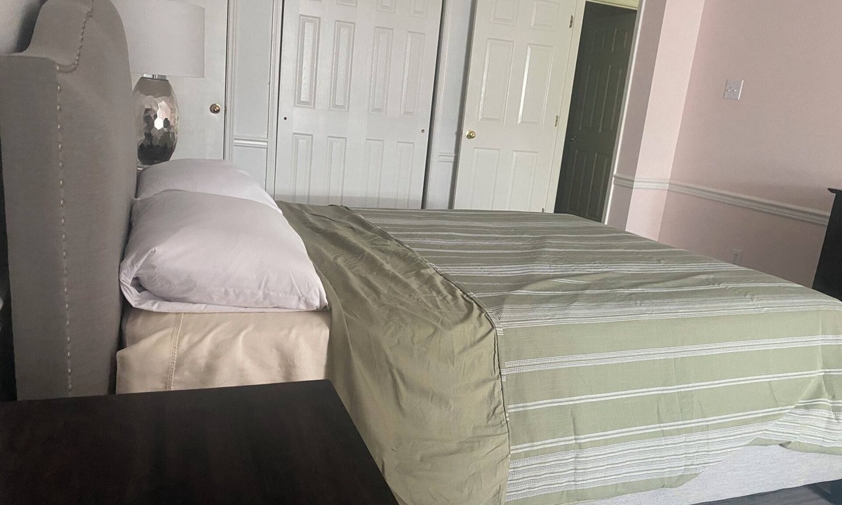 Alexandria House | Upscale Hideaway, Disney+, Fast Wi-Fi, Not-Pet Friendly, POOL Closed Sept 2024