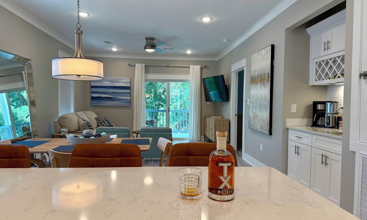 Diamondhead Condo | Upstairs Luxe Style Condo at Diamondhead Country Club - Walk to the Clubhouse