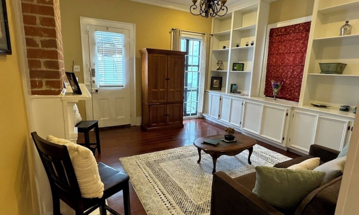 East Riverside Apartment | Uptown 1 block from Magazine St mins from Downtown off street parking