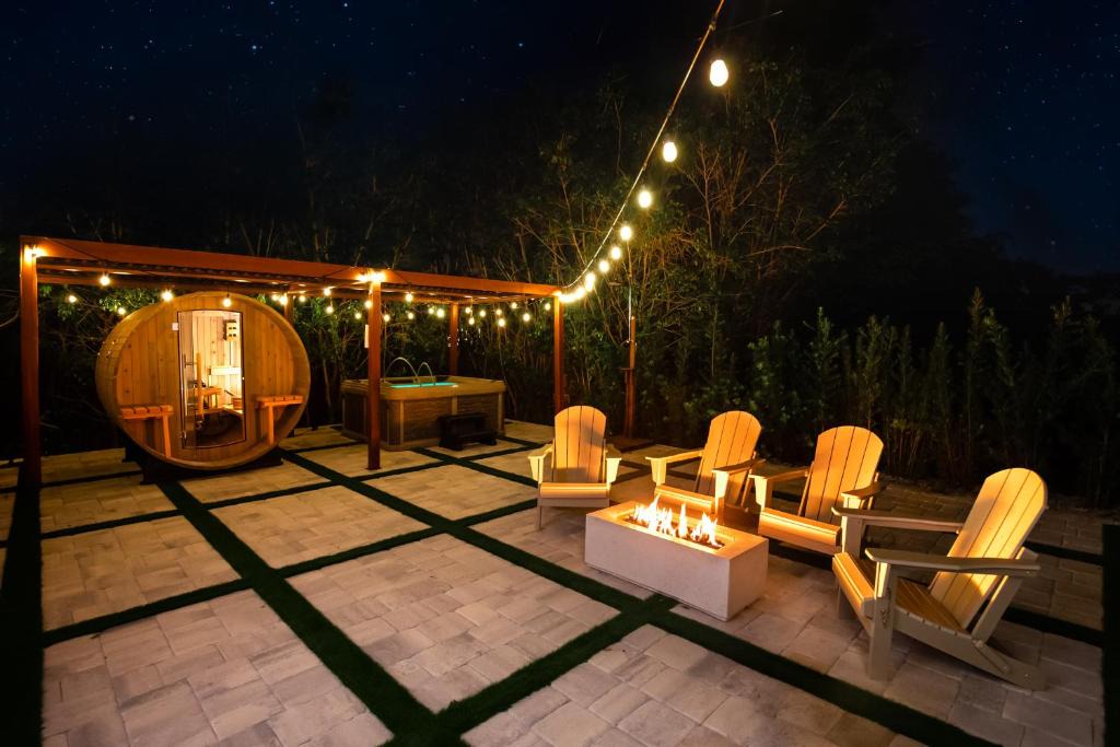 East Naples House | Velvet Bloom Bubbling Spa Retreat with Sauna & Jacuzzi