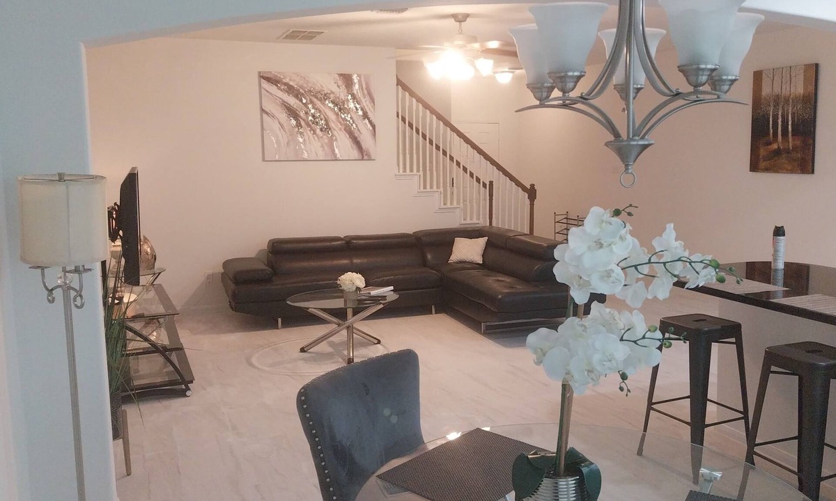 FM 1960 House | Viana Resort - Plenty of commerce and entertainment within a 5-mile radius.