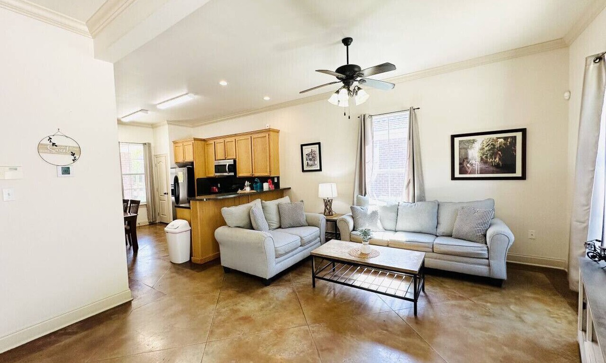 Pine Grove Apartment | Villa 2, spacious townhouse in Tickfaw, LA