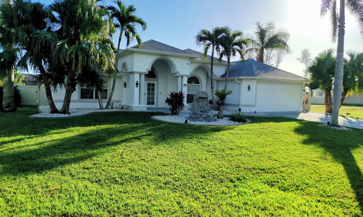 Caloosahatchee Villa | Villa with solar and electrically heated pool, south-facing exposure.