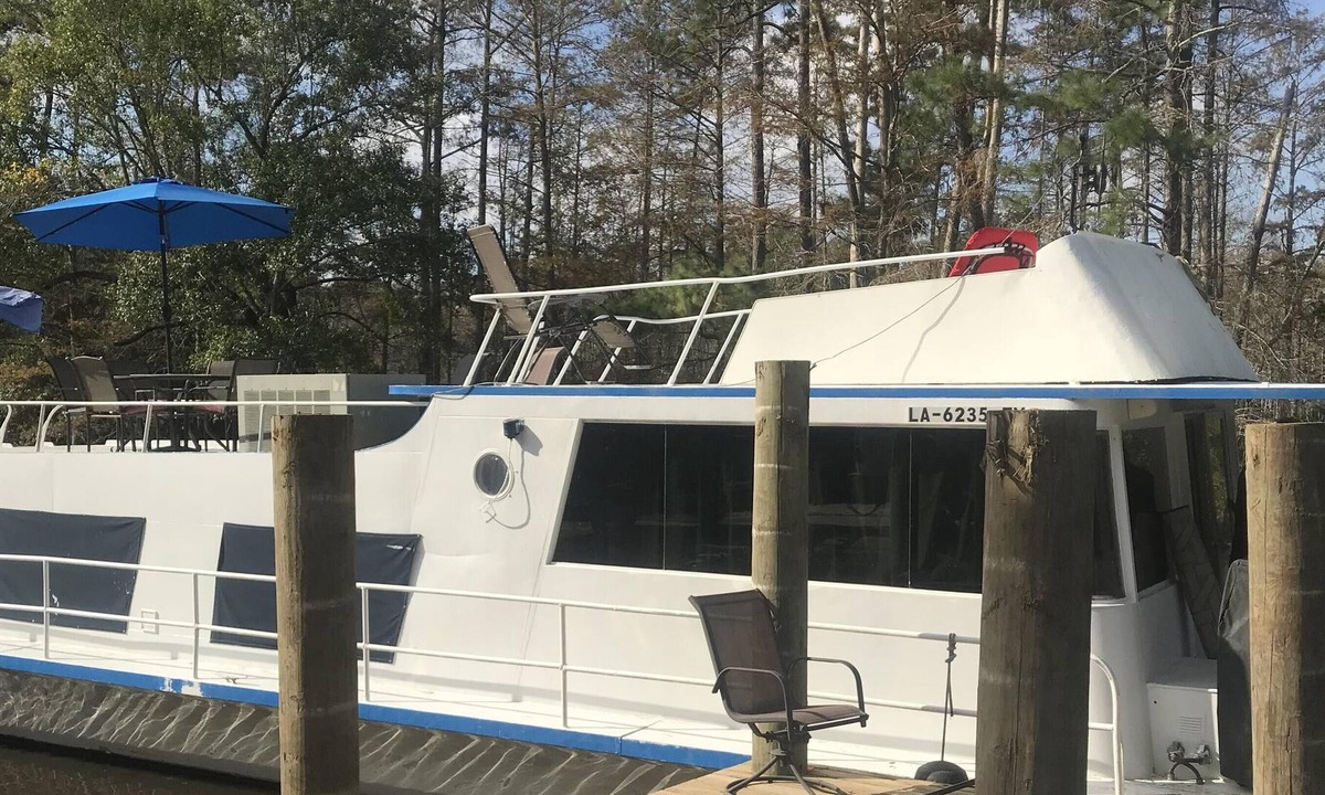 Lake Charles Boat Rental | Vintage Houseboat getaway!