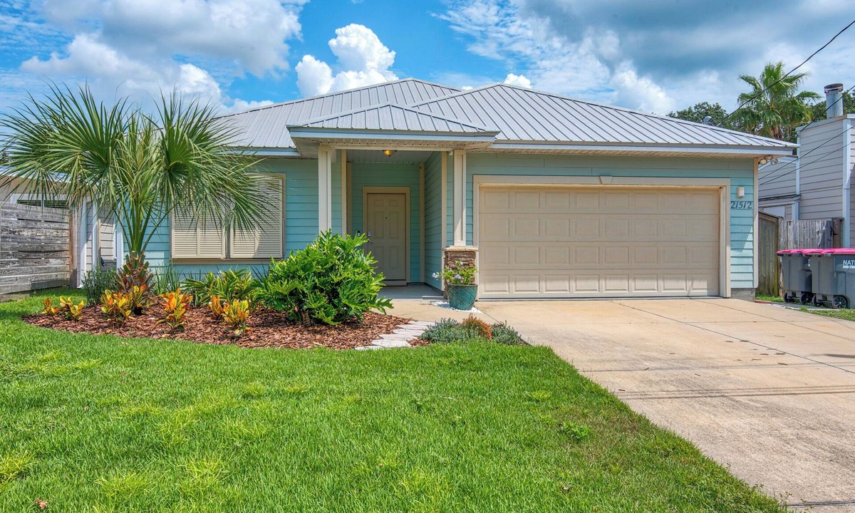 Riviera Beach House | Walk 2 Beach~Private Home+Fenced Backyard~Optl Golf Cart~Tank Tops on Caribbean