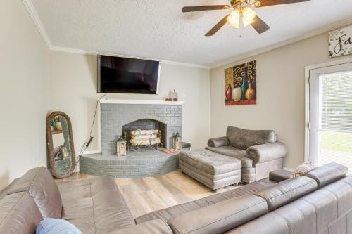 Jacksonville House | Walk to JSU! Family Getaway w/Yard