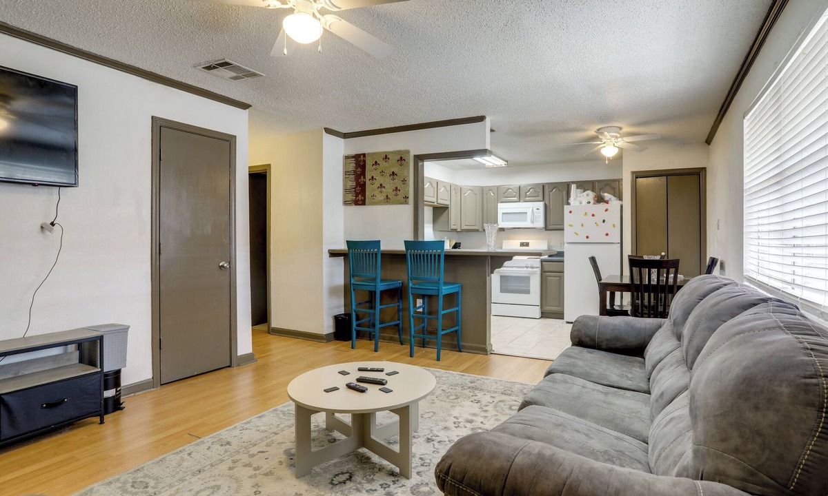 Highlands - Perkins Apartment | Walk to LSU Campus & Bars! Condo w/Community Pool