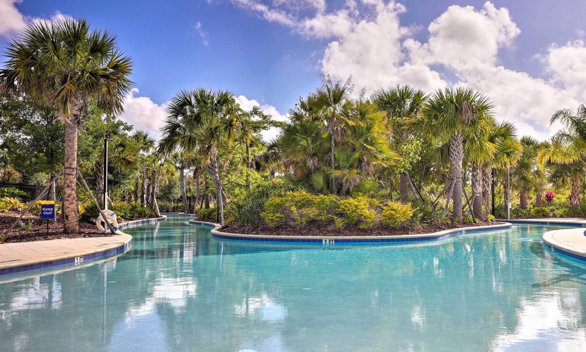 Loughman Cottage | Walk to Pool, 12 Mi to Disney: Solterra Retreat!