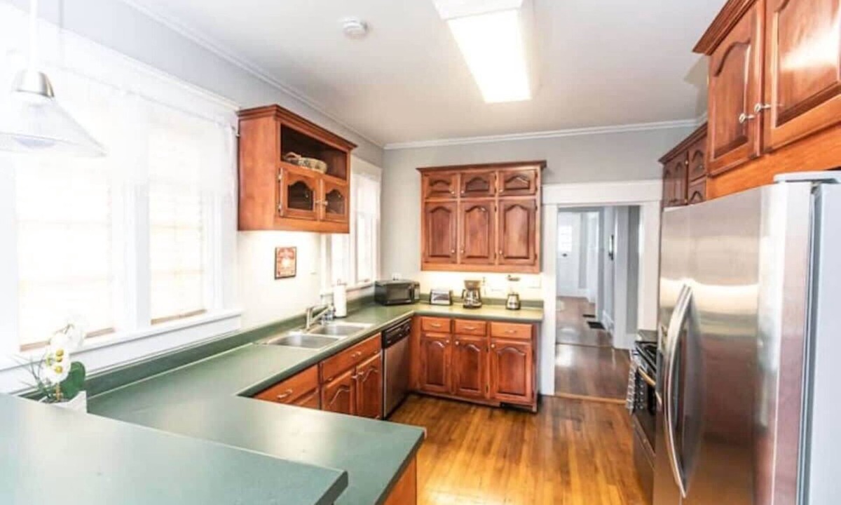 Birmingham House | Walk to Restaurants - Trendy Lakeview Craftsman