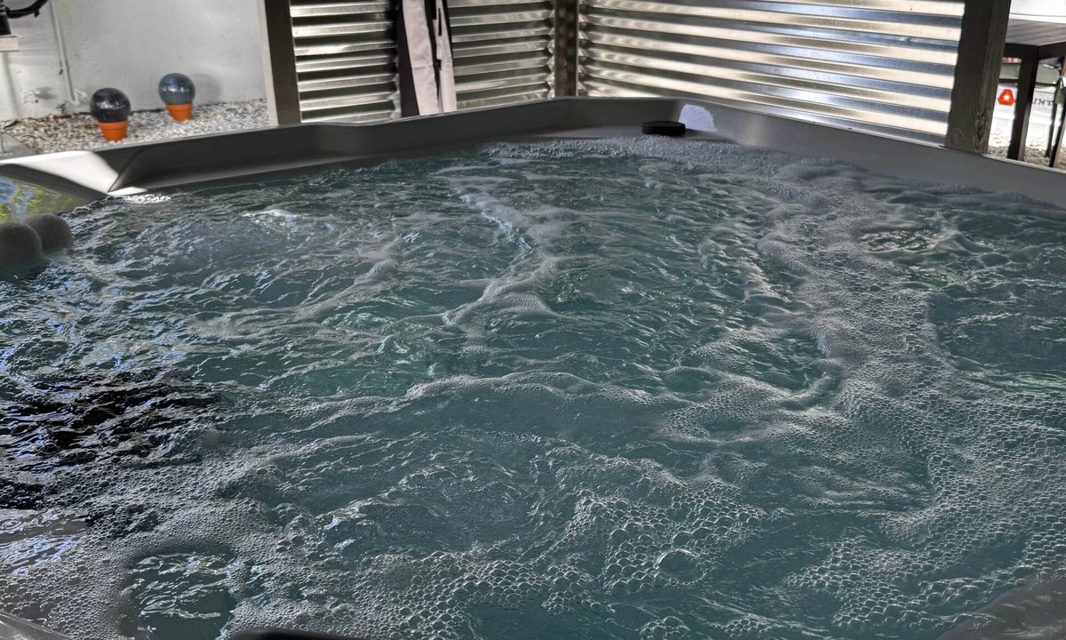 Fort Myers River District Cottage | Walk to River District Eats/Shops! Short Drive to Beaches.Salt H20 Hot Tub &Cozy