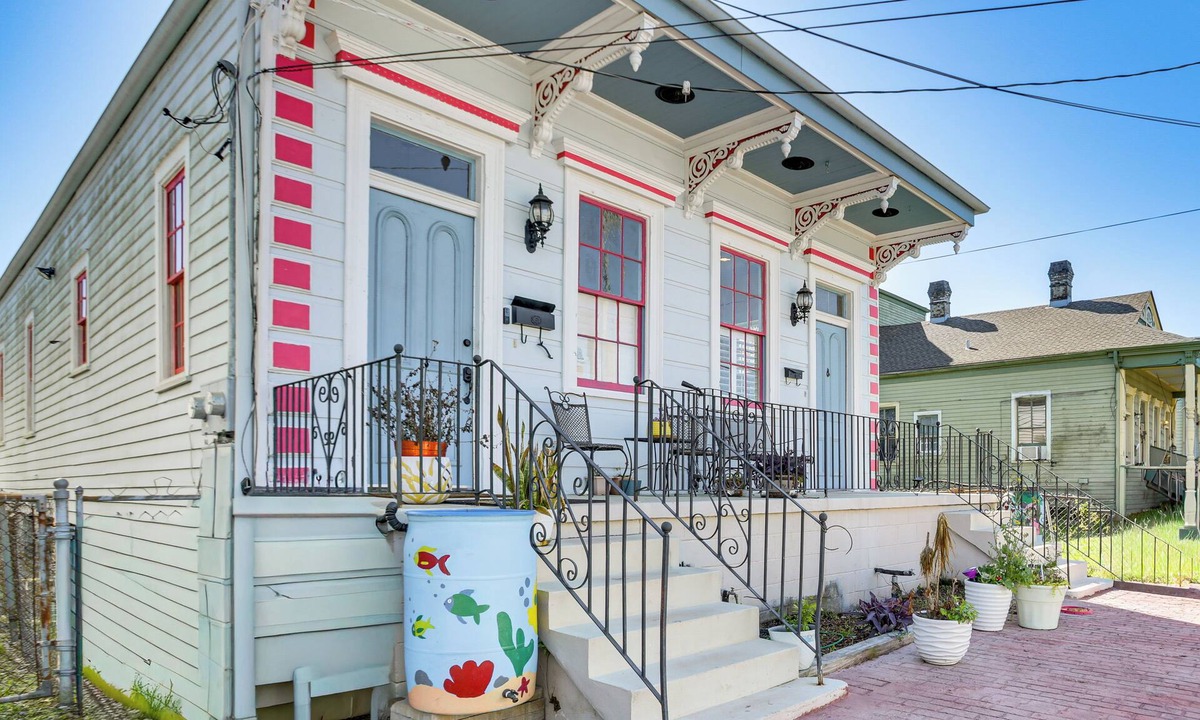 Whitney House | Walk to River & NOLA Ferry: Algiers Point Home