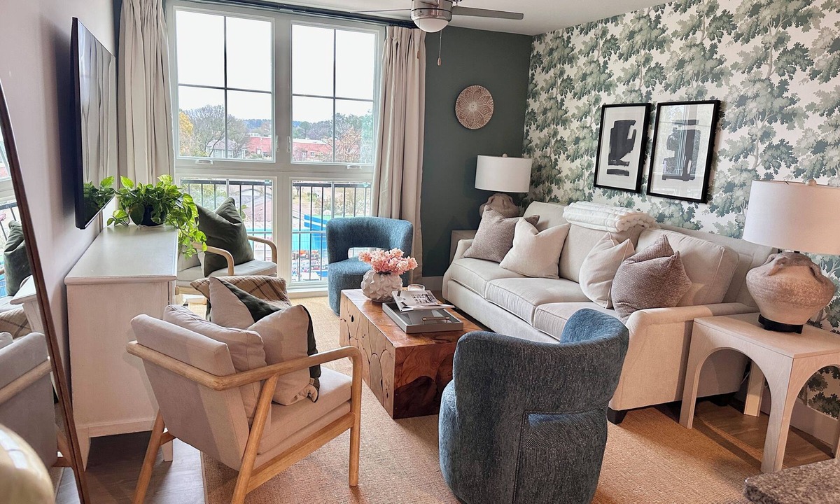 Oxford Condo | WALK TO THE BASEBALL STADIUM AND THE SQUARE! Sleeps 7, stocked fridge and snacks