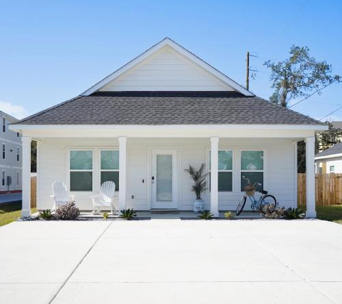 Biloxi Cabin | Walk to the beach, comes with two bikes, fully fenced in back yard!