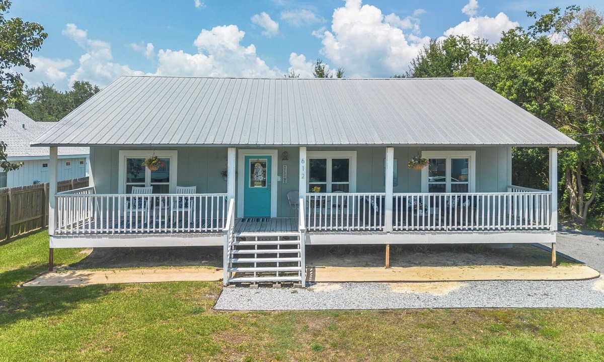 Long Beach House | Walk to the Beach & Downtown, Large Front Porch, Premium Bedding