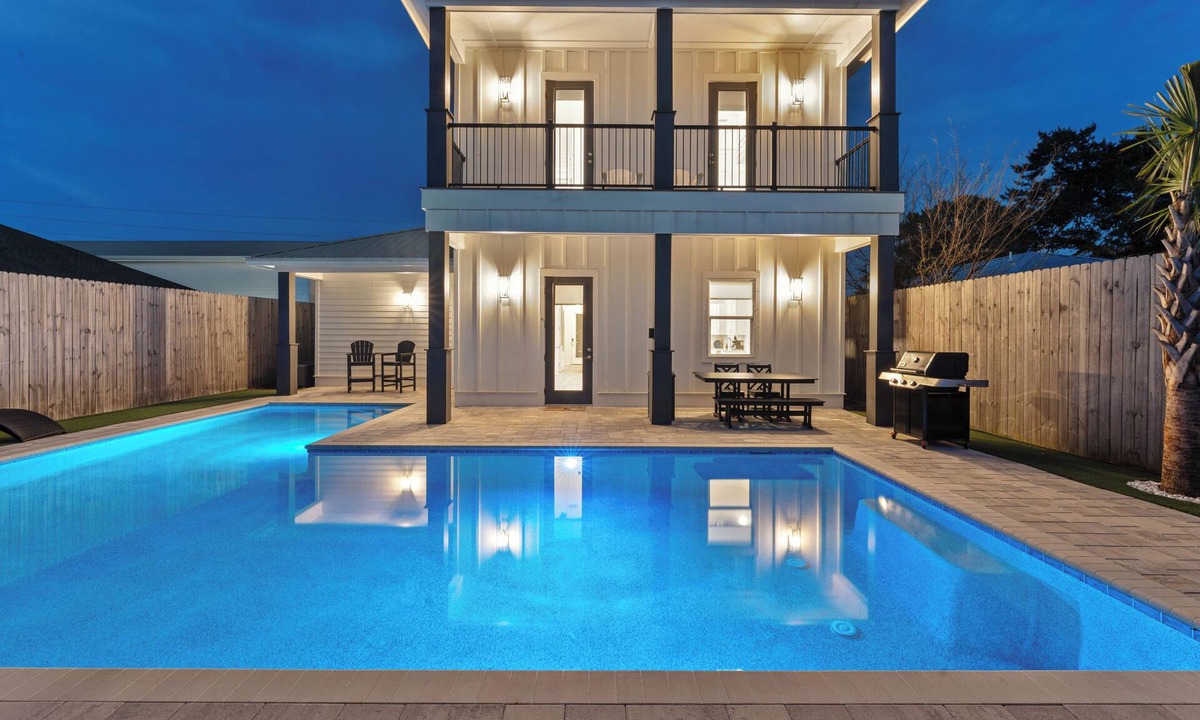 Kiska Beach House | Wanderlust by AvantStay | Walk to Beach + Pool | New Construction