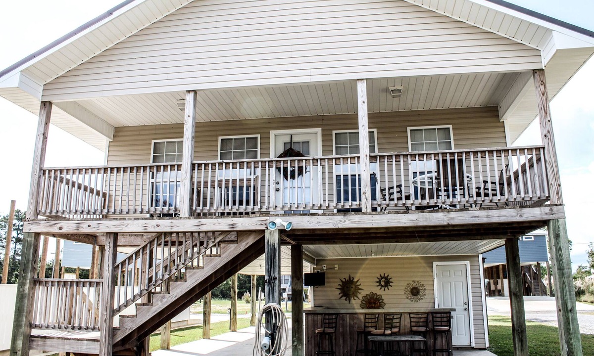 Shoreline Park House | Waterfront/Boat launch! Book Now! Located on a Bayou just off Bayou Lacroix