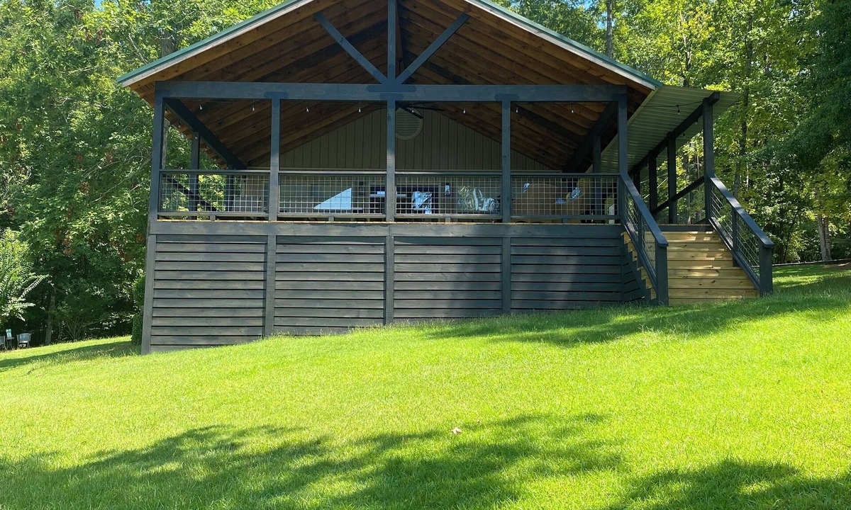 Dadeville Cabin | Waterfront cabin on Lake Martin near restaurants, golf and, AU football