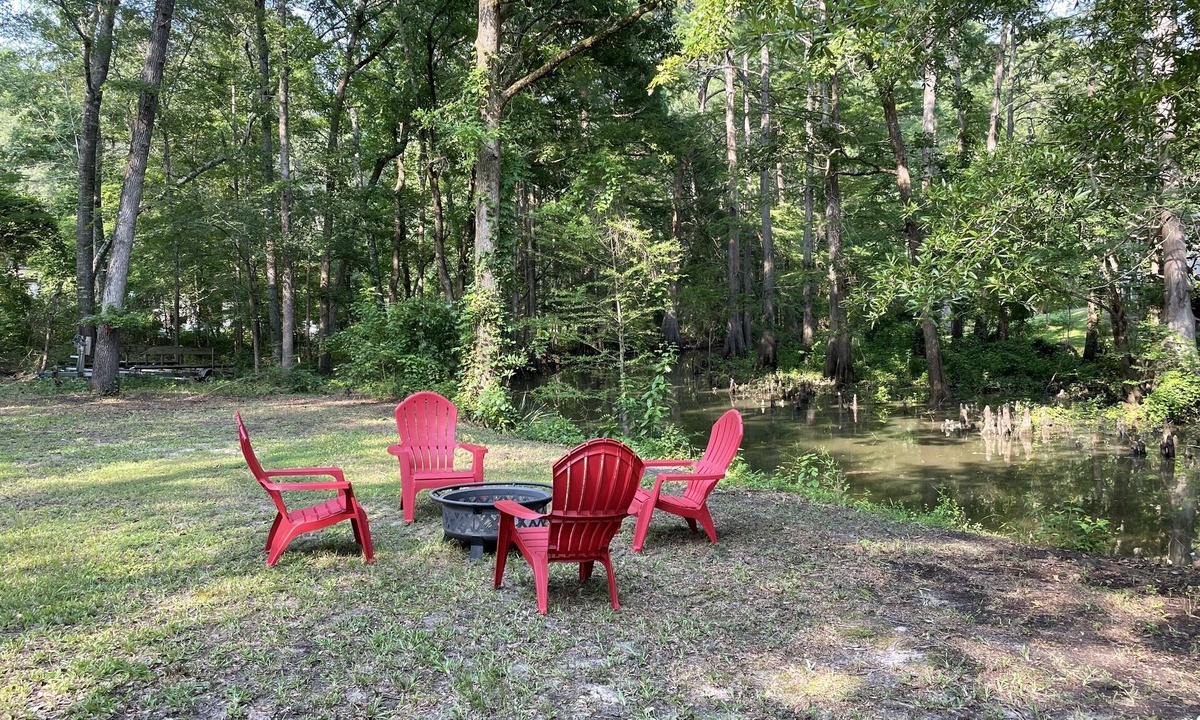 Karnack Cabin | WATERFRONT.Cozy Cabin on the water- quiet tributary of Caddo Lake! Pet friendly!