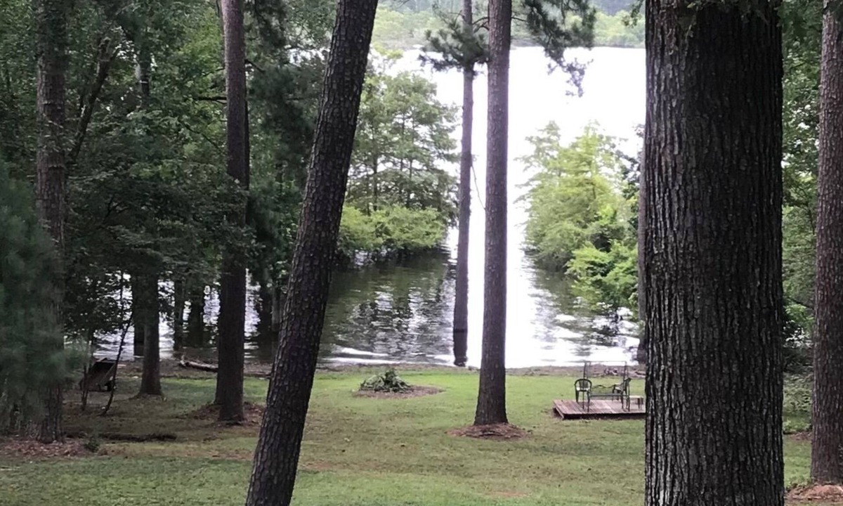 Broaddus House | Waterfront home on a beautiful wooded, private1 acre lot on Sam Rayburn.