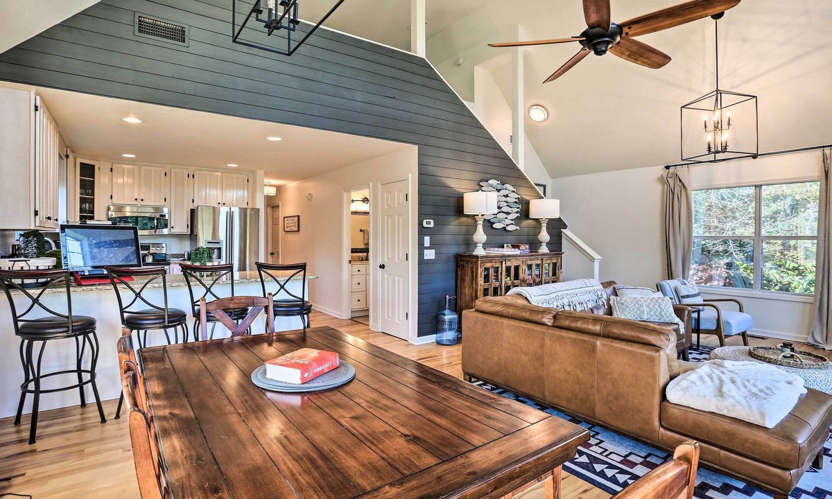 Dadeville House | Waterfront Lake Martin Home w/Private Dock & View